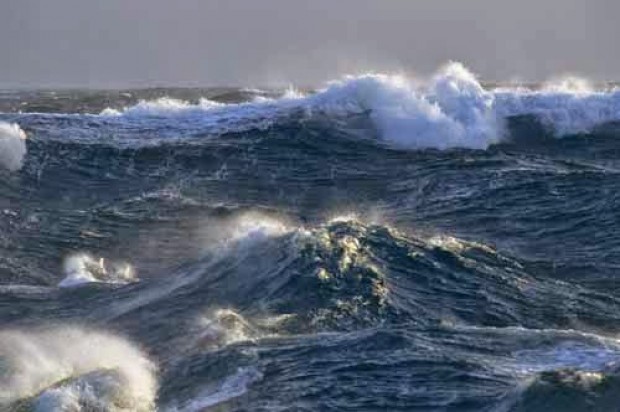 Εντυπωσιακό ΒΙΝΤΕΟ – Πλοίο “παλεύει” με τα κύματα ανάμεσα σε Σκόπελο και Αλόννησο