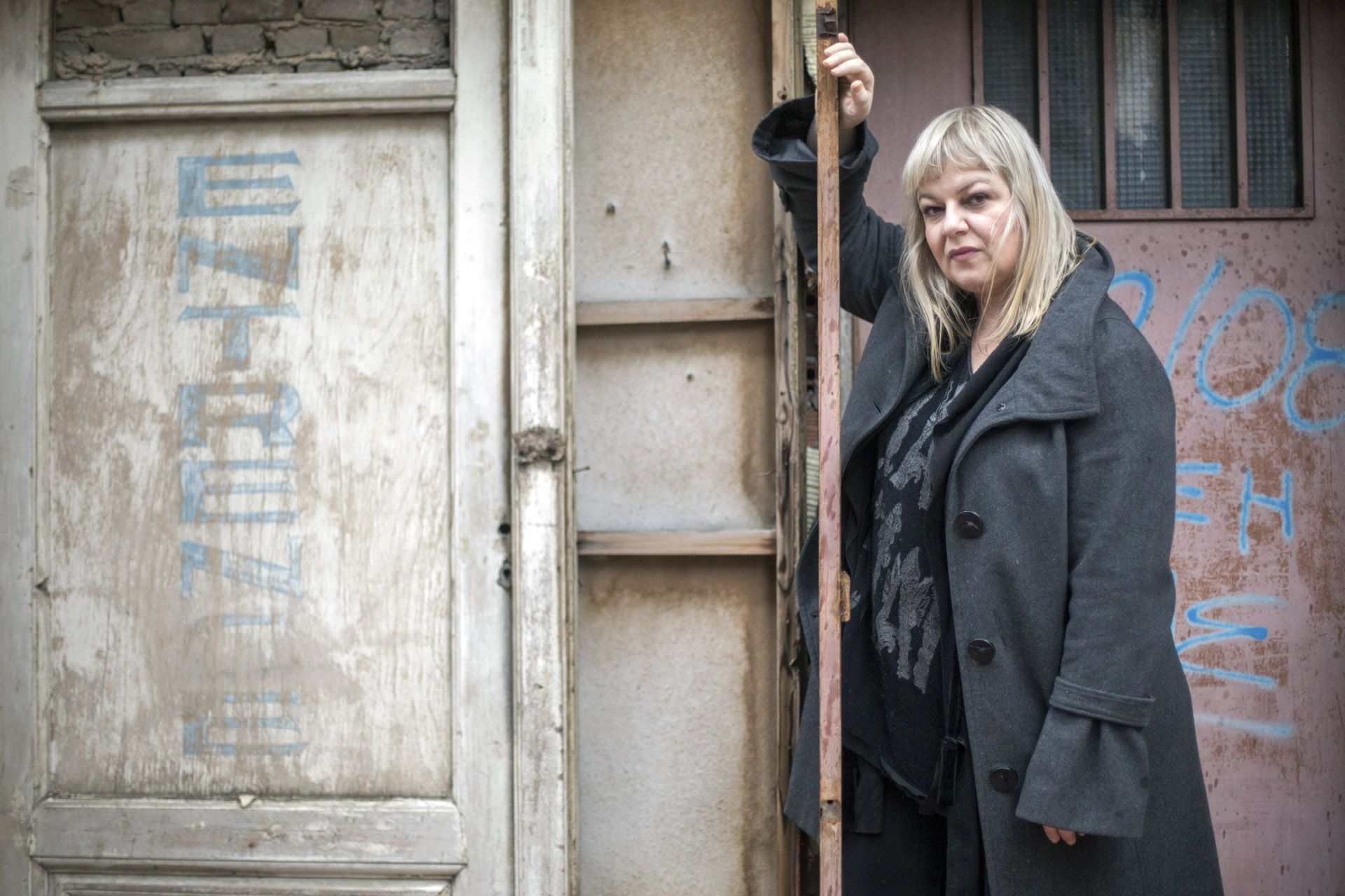 Η Μπαξεβάνη γίνεται θεατρική αδελφή του Κραουνάκη!