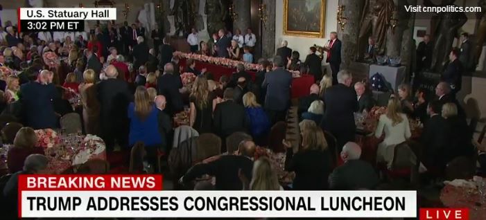 Ζήτησε standing ovation για τους Κλίντον ο Τραμπ – ΒΙΝΤΕΟ