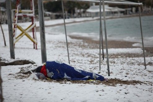 Καρέ που κόβουν την ανάσα – Παγωμένη παραλία «καταφύγιο» για άστεγο