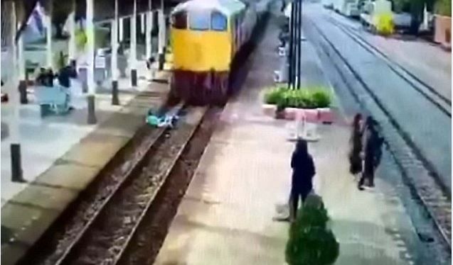 Πέρασε από πάνω του τρένο αλλά δεν έπαθε τίποτα – ΒΙΝΤΕΟ