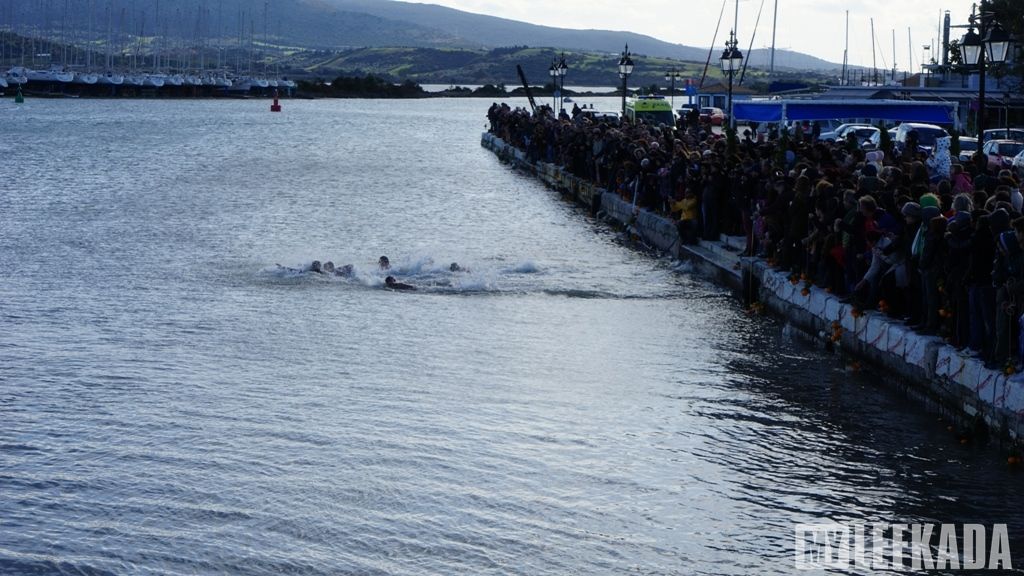 Ο Αγιασμός των υδάτων και το έθιμο των πορτοκαλιών στη Λευκάδα – ΦΩΤΟ