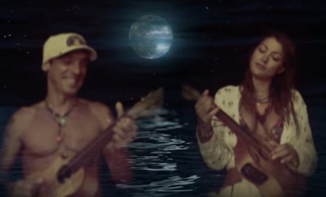 Το βίντεο κλιπ του Manu Chao με την Κλέλια Ρένεση – ΒΙΝΤΕΟ – ΦΩΤΟ