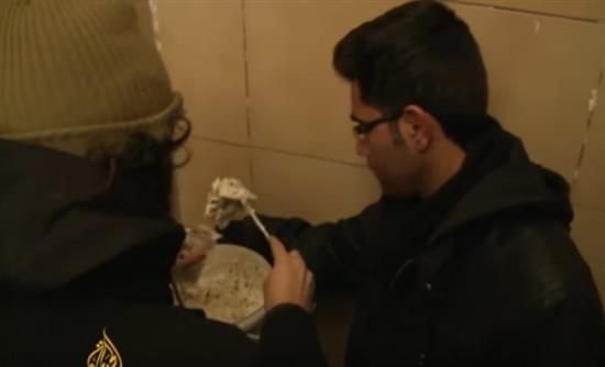 Πρόσφυγες μοιράζουν φαγητό σε άστεγους και άπορες οικογένειες στη Θεσσαλονίκη – ΒΙΝΤΕΟ
