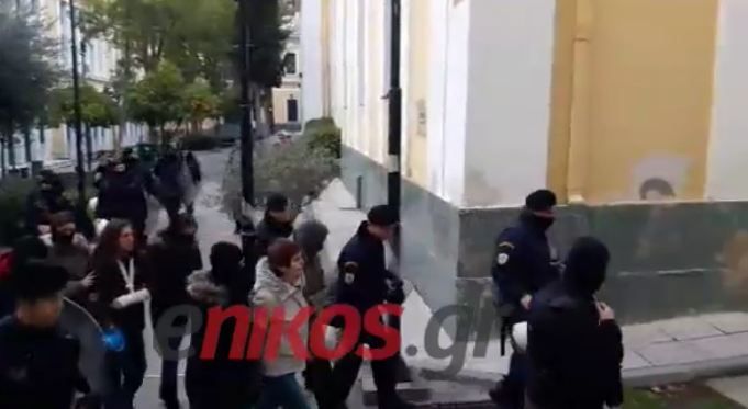 Το σύνθημα που φώναξε η Ρούπα κατά την έξοδό της από τα δικαστήρια – ΒΙΝΤΕΟ