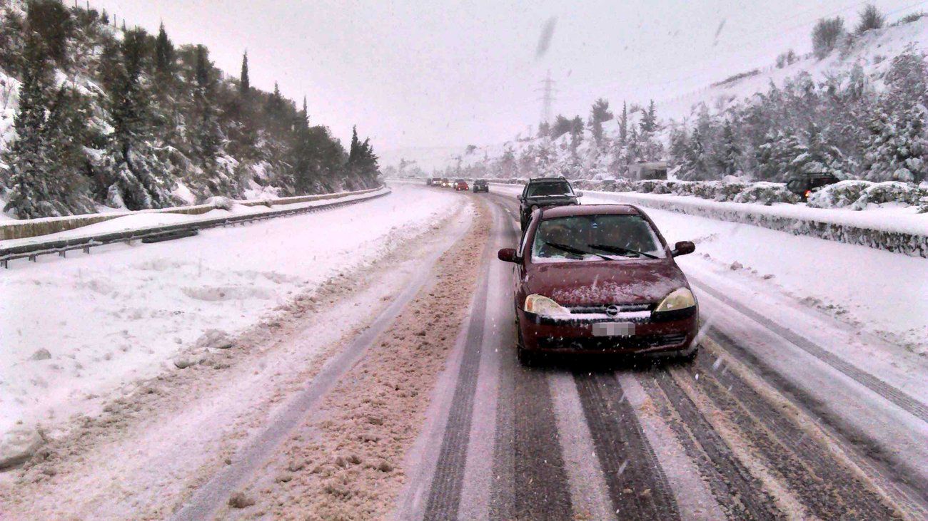 Προβλήματα από τη χαλαζόπτωση στη Δυτική Ελλάδα – Κλειστό τμήμα της εθνικής οδού Πατρών-Πύργου