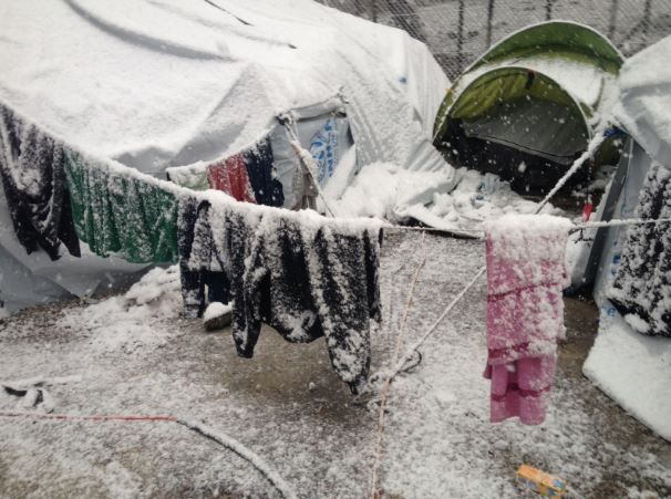 Εικόνες-σοκ από τη Μόρια – Θαμμένες στο χιόνι οι σκηνές των προσφύγων – ΦΩΤΟ