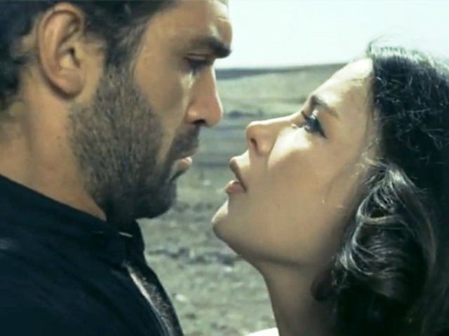 Η άγνωστη ιστορία του έρωτα της Τζένης Καρέζη και του Κώστα Καζάκου