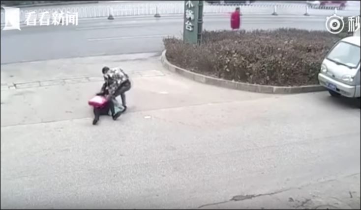 Σοκαριστικό ΒΙΝΤΕΟ – Άνδρας χτυπά τη σύντροφό του στη μέση του δρόμου