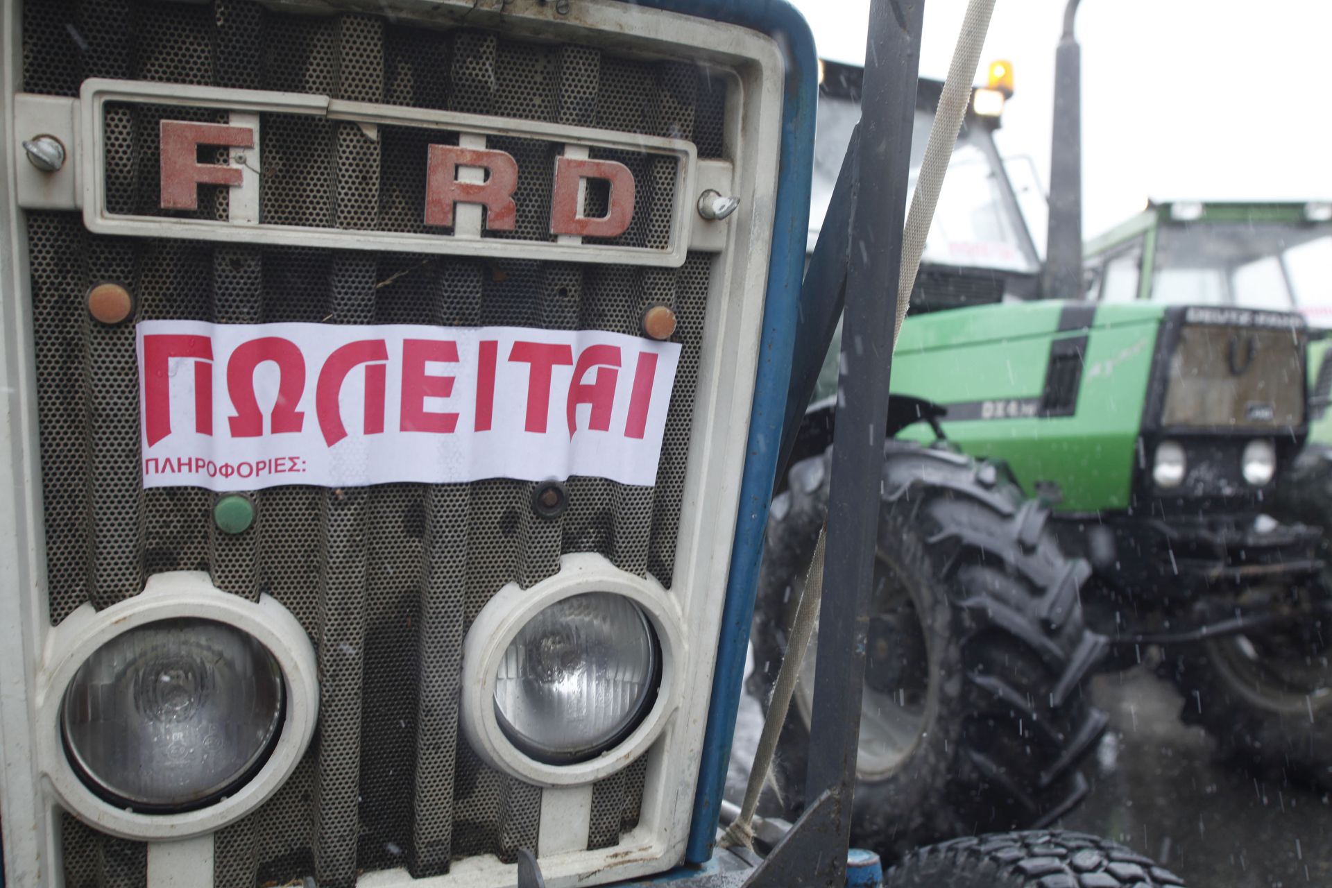 “Πουλούν” τα τρακτέρ τους οι αγρότες – Δεν τους άφησε η αστυνομία να φτάσουν στον Προμαχώνα