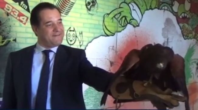 Ο Άδωνις τάισε την… “Μπουμπού” – ΒΙΝΤΕΟ