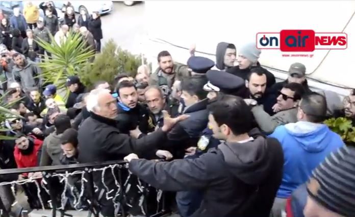 Ένταση στη συγκέντρωση των κατοίκων του Αιτωλικού για το θέμα του νερού – ΒΙΝΤΕΟ