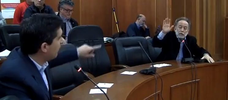Καβγάς μεταξύ δύο βουλευτών Κορινθίας στο δημοτικό συμβούλιο Λουτρακίου – ΒΙΝΤΕΟ
