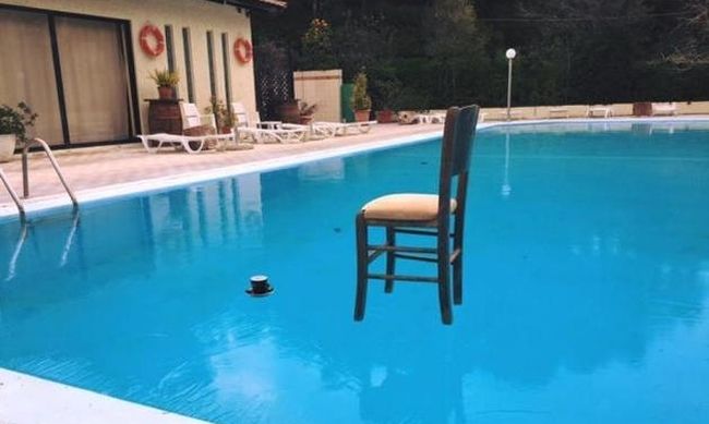 Ηθοποιός κερνάει καφέ πάνω σε…παγωμένη πισίνα – ΦΩΤΟ