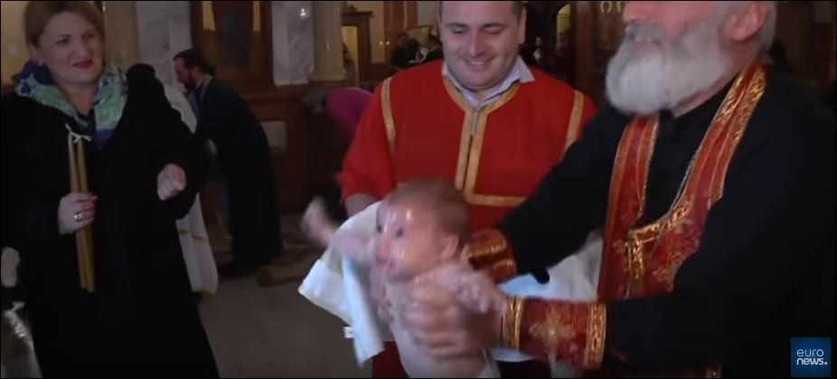 Ιερέας βαφτίζει μωρά με… ανορθόδοξο τρόπο και γίνεται viral – ΒΙΝΤΕΟ