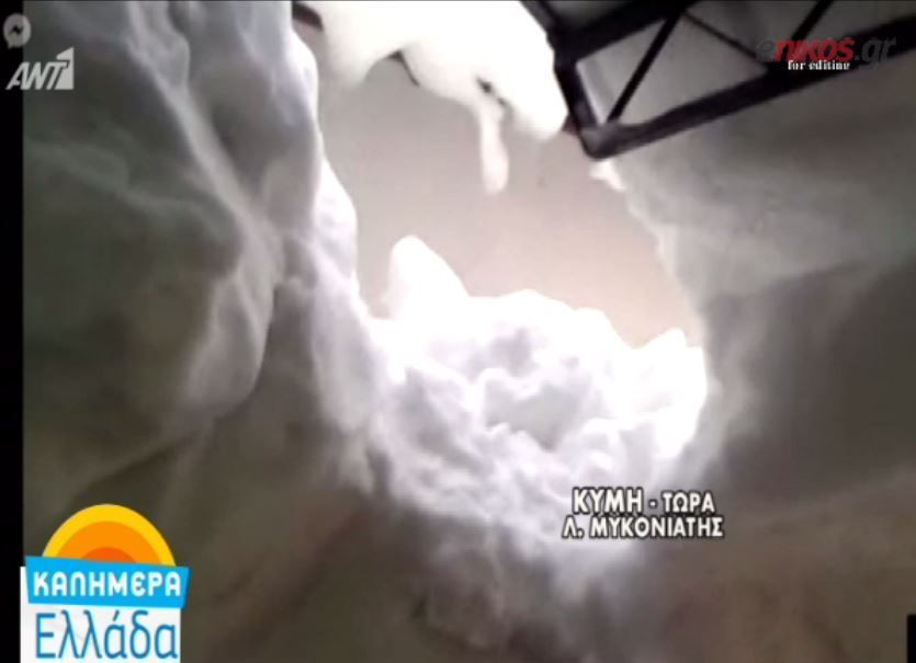 Κάτοικοι της Κύμης σκάβουν… λαγούμια στο χιόνι για να βγουν από τα σπίτια τους – ΒΙΝΤΕΟ
