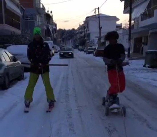 Λάρισα: Κάνουν σκι και σκέιτμπορντ δεμένοι σε ένα αυτοκίνητο – ΒΙΝΤΕΟ