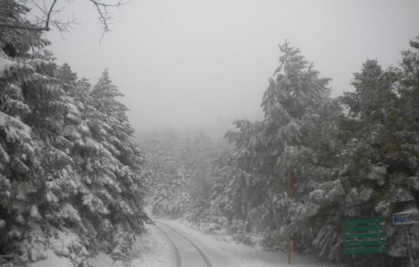 Κλειστοί παραμένουν δρόμοι στην Αττική λόγω του χιονιού – Δείτε τις περιοχές