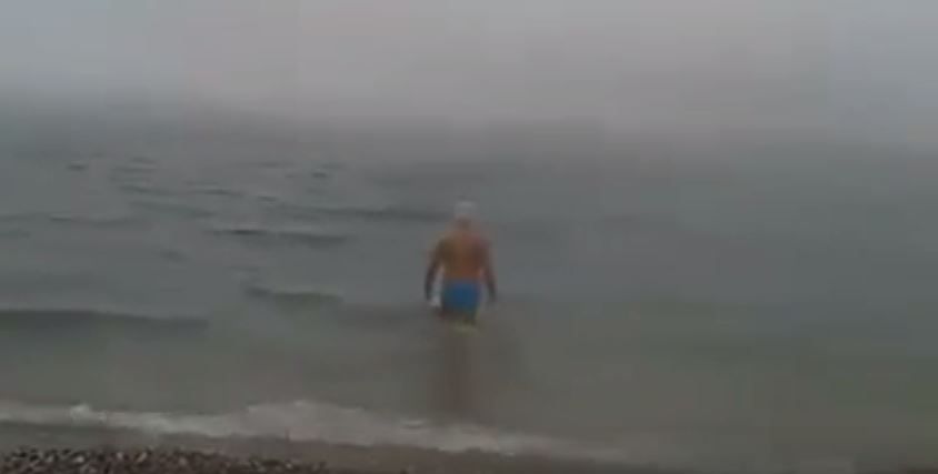 Αψήφησε τον χιονιά και κολύμπησε υπό χιονόπτωση στο Ρίο – ΒΙΝΤΕΟ