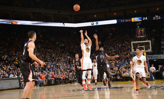 Τρελό… καλάθι από τον Κάρι πίσω από τη σέντρα – ΒΙΝΤΕΟ