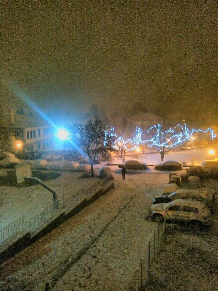 Πυκνή χιονόπτωση ΤΩΡΑ στην πόλη της Καστοριάς – ΦΩΤΟ