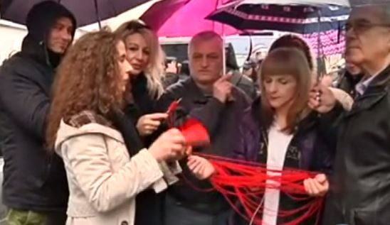 Οι νοσηλεύτριες απαντούν στον Πολάκη… πλέκοντας έξω από το Μαξίμου – ΒΙΝΤΕΟ