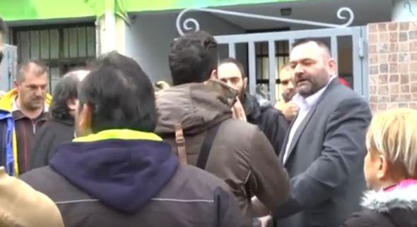 Στην εισαγγελία Πειραιά η προανάκριση για τα επεισόδια με χρυσαυγίτες σε σχολείο του Περάματος