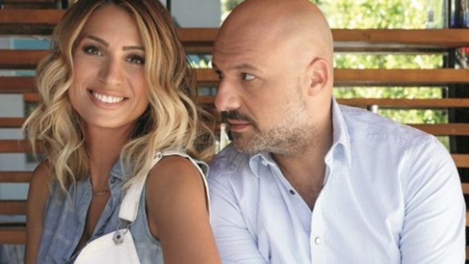 Ο Μουτσινάς έπιασε το στήθος της Ηλιάκη στον αέρα – ΒΙΝΤΕΟ