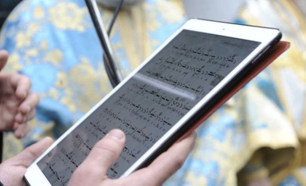 Ο ψάλτης στο Κολωνάκι με το tablet που έγινε viral – ΦΩΤΟ