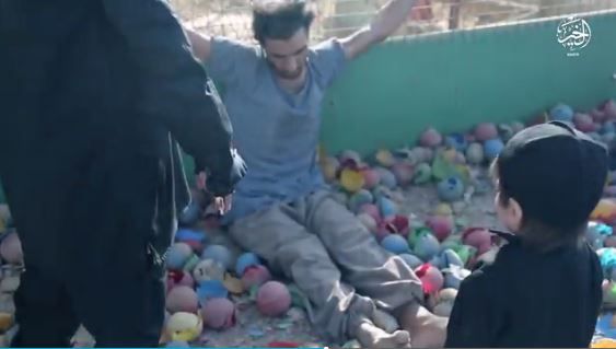 Νέα θηριωδία του ISIS – Έβαλαν παιδί να εκτελέσει όμηρο – ΒΙΝΤΕΟ