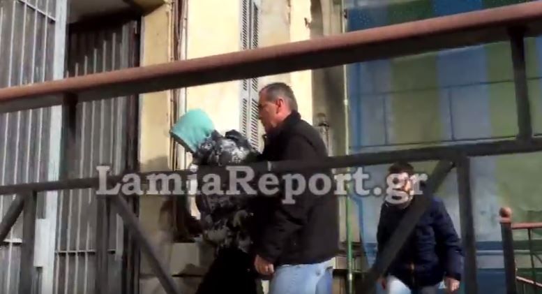 Από την πίσω πόρτα στα δικαστήρια ο κατηγορούμενος για τη δολοφονία της παιδοψυχιάτρου – BINTEO