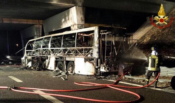 Νέα τραγωδία στην Ιταλία – 16 νεκροί σε λεωφορείο που μετέφερε μαθητές και τυλίχθηκε στις φλόγες – ΦΩΤΟ