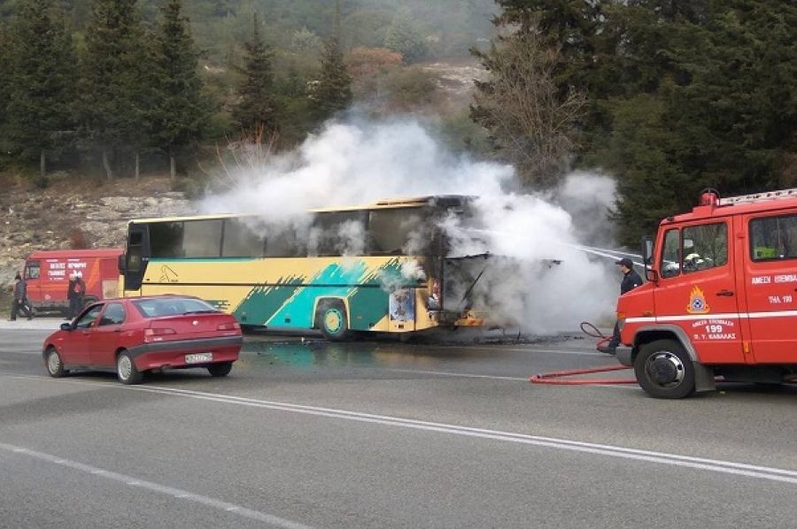 Φωτιά σε λεωφορείο της σχολής Ευελπίδων με 45 στρατιωτικούς