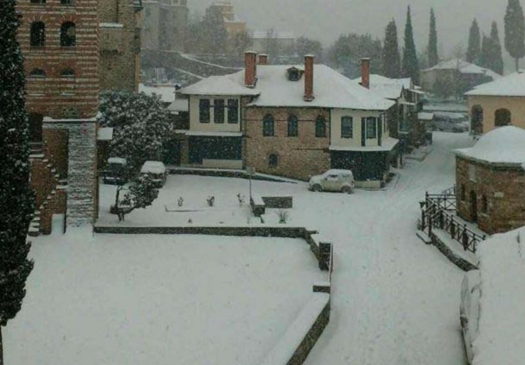 Ειδυλλιακές εικόνες από το χιονισμένο Άγιο Όρος – ΦΩΤΟ