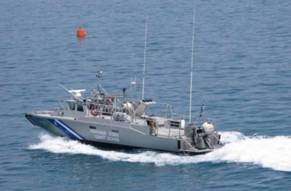 Στο στενό του Αρτεμισίου βρίσκεται το ακυβέρνητο πλοίο