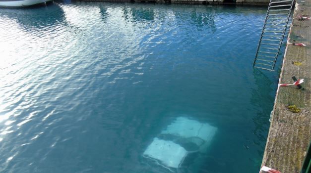 Πτώση αγροτικού οχήματος στο λιμάνι της Λευκάδας – ΦΩΤΟ