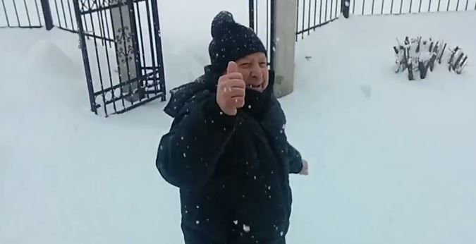 Ο φούρναρης που διένειμε ψωμί με 40 εκ. χιόνι στα Τρίκαλα – ΦΩΤΟ – ΒΙΝΤΕΟ