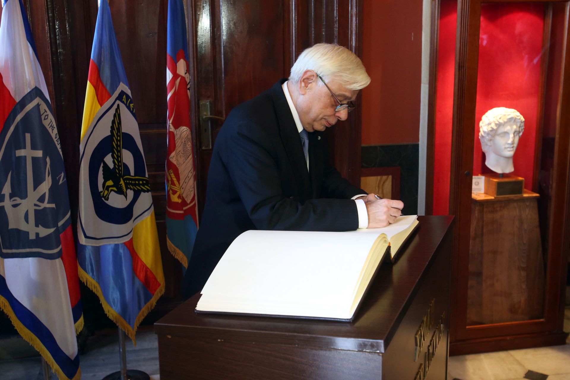 Παυλόπουλος: Η κρίση δεν επηρεάζει την υπεράσπιση εθνικών ζητημάτων