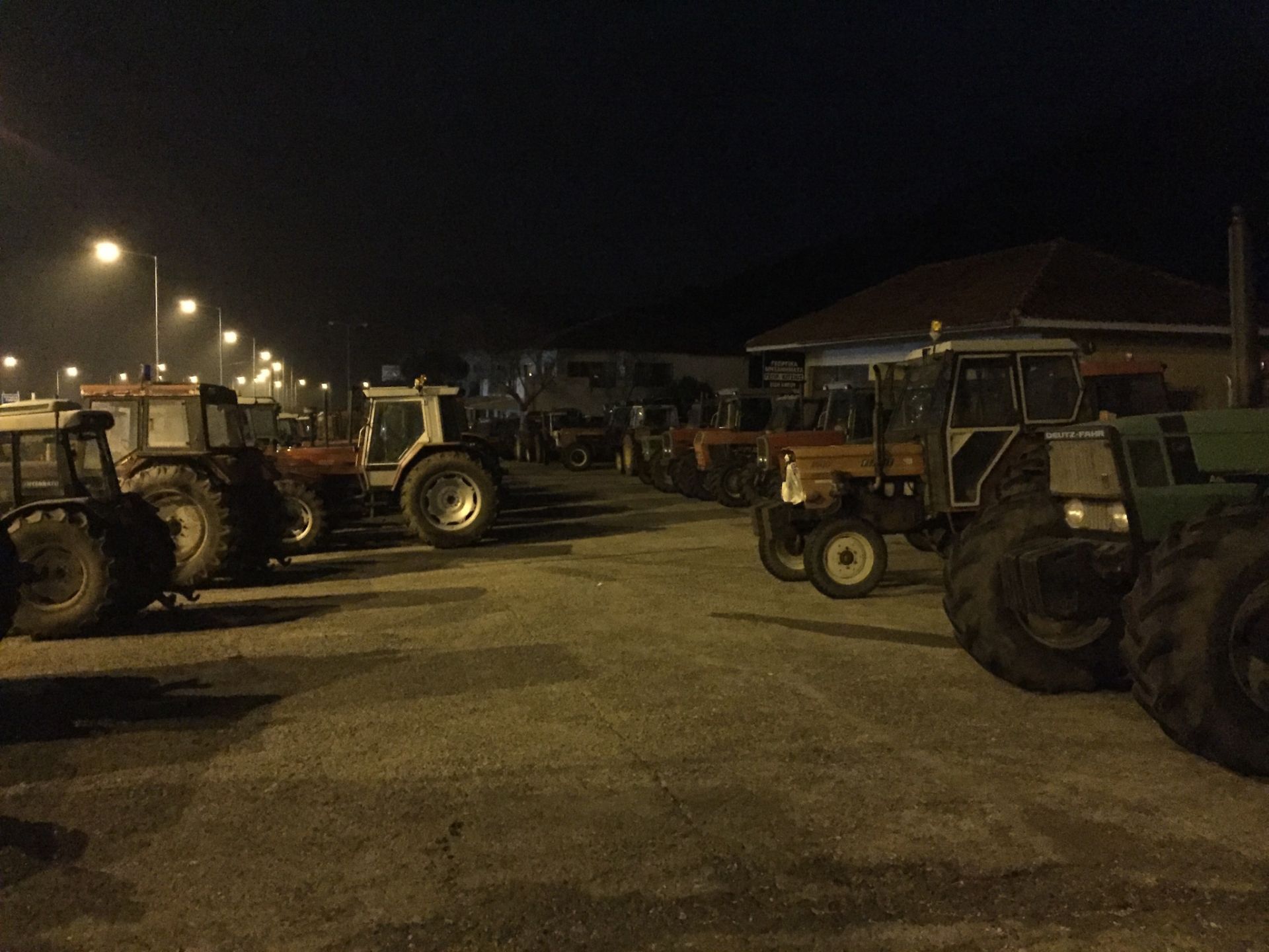 Μπλόκα και τρακτέρ στις πλατείες των χωριών της Λάρισας από τη Δευτέρα