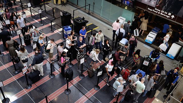 ΗΠΑ – Ένα κεντρικό τεχνικό πρόβλημα δημιούργησε τεράστιες ουρές σε όλα τα αεροδρόμια