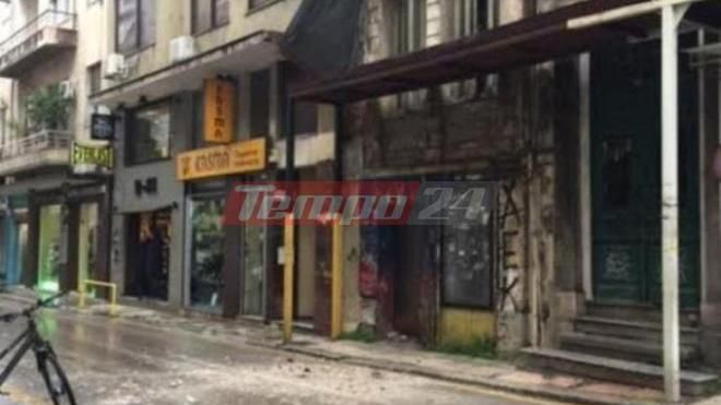 Αποκολλήθηκε μαρκίζα κτιρίου στην Πάτρα – Από θαύμα σώθηκε περαστικός – ΦΩΤΟ