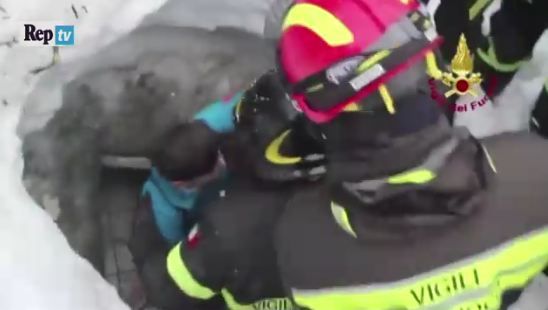 Συνεχίζεται το θρίλερ στην Ιταλία – 9 άτομα απεγκλωβίστηκαν από το ξενοδοχείο Rigopiano