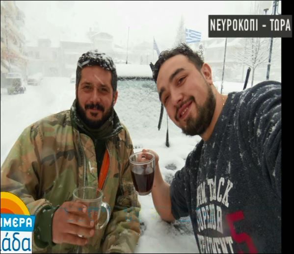 Πίνουν καφέ έξω στο παγωμένο Νευροκόπι – ΦΩΤΟ