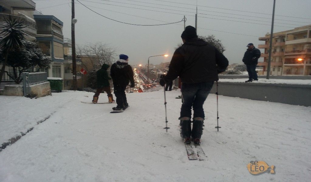 Βγήκαν για… σκι και σνόουμπορντ στους δρόμους της Θεσσαλονίκης – ΦΩΤΟ