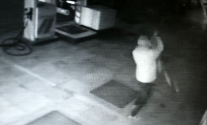 Άγνωστοι κατέβασαν ελληνική σημαία από τον ιστό της σε επιχείρηση στη Χίο – ΒΙΝΤΕΟ