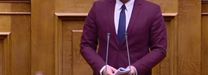 Ποιος βουλευτής φόρεσε μελιτζανί σακάκι με μπλε ηλεκτρίκ γραβάτα στη βουλή – ΦΩΤΟ