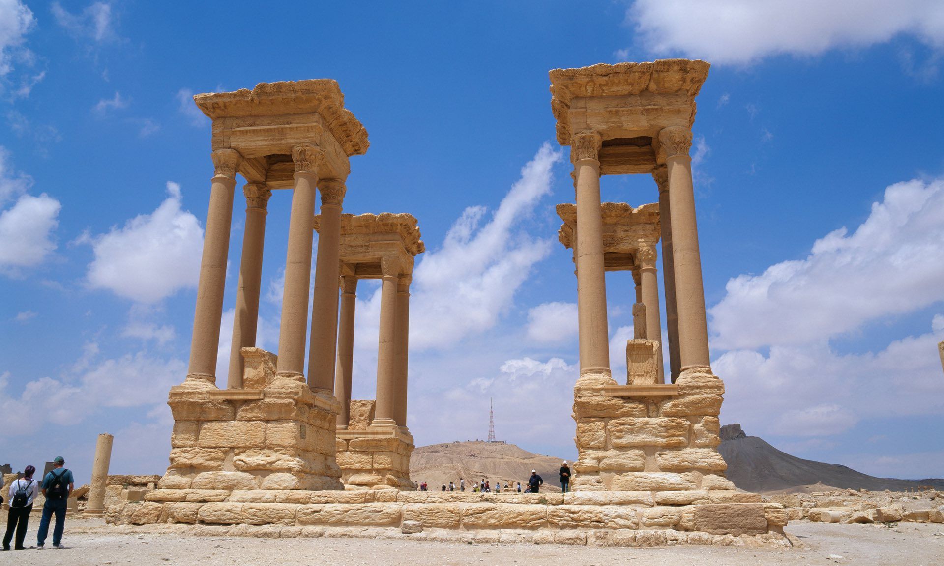 Το Ισλαμικό Κράτος κατέστρεψε το ιστορικό Τετράπυλον στην Παλμύρα – ΦΩΤΟ