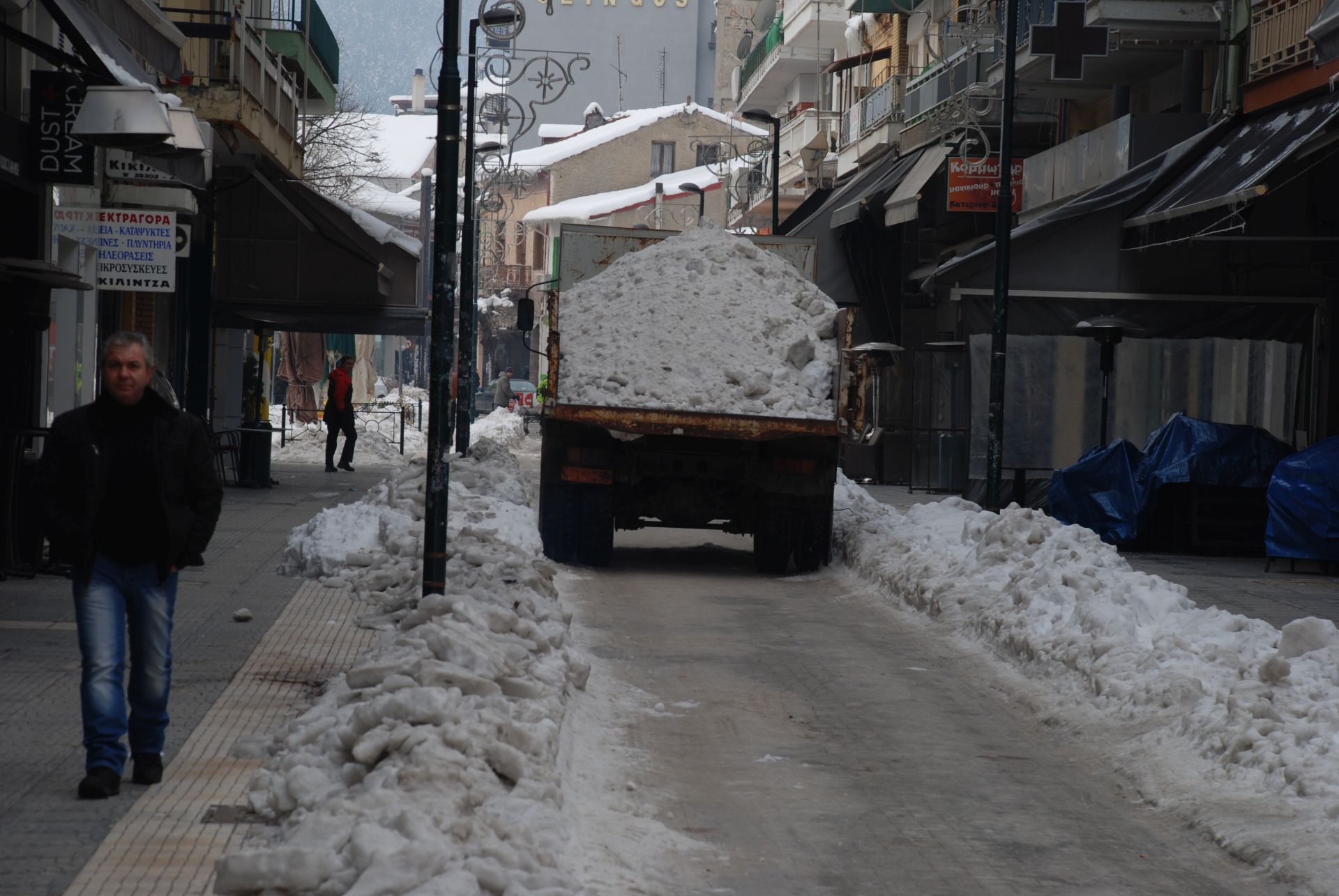 Μεταφέρουν το χιόνι με φορτηγά από το κέντρο της Φλώρινας – ΦΩΤΟ