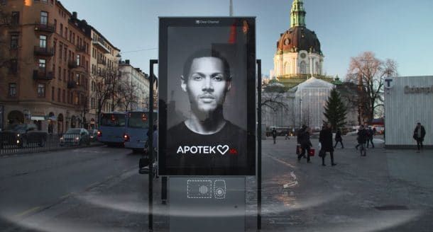 Αφίσα-διαφήμιση στους δρόμους της Σουηδίας βήχει μόλις μυρίσει καπνό τσιγάρου – ΒΙΝΤΕΟ