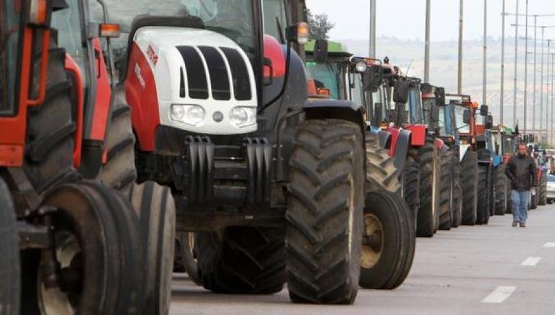 Αγρότες έκλεισαν τη νέα εθνική οδό Πατρών–Κορίνθου